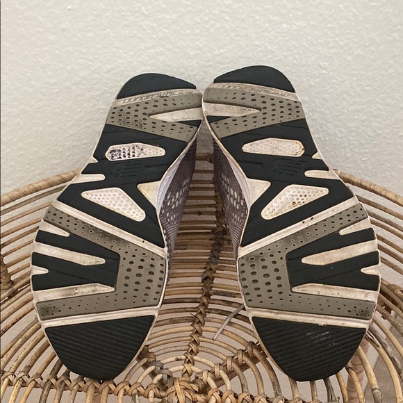 New Balance Gray and White Sneakers Breathable Mesh Design - Picture 6 of 6
